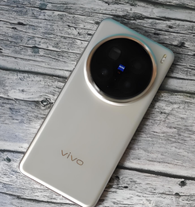 ‌vivo X300 Ultra 全面曝光：2 亿像素 35mm 主摄 + 多光谱传感器，这次要革了色彩的命！