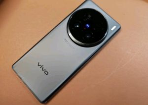 ‌vivo X300 Ultra 全面曝光：2 亿像素 35mm 主摄 + 多光谱传感器，这次要革了色彩的命！