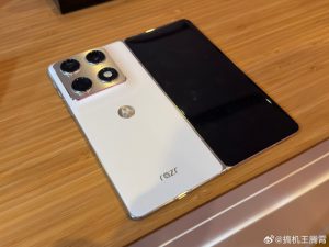 不卷折痕改卷 AI!联想首款大折叠 razr fold 实测:直接干到 DXO 影像第一 不卷折痕改卷 AI!联想首款大折叠 razr fold 实测:直接干到 DXO 影像第一